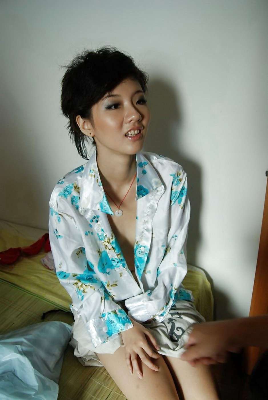 Hot amateur asian girl poses naked