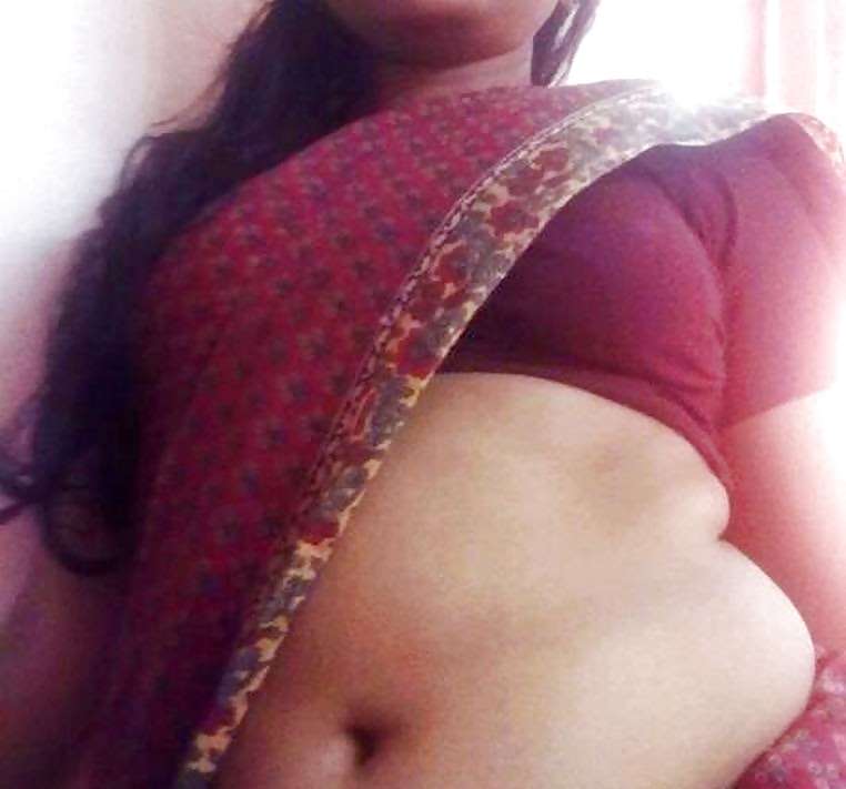 indian aunty curvy belly and hips