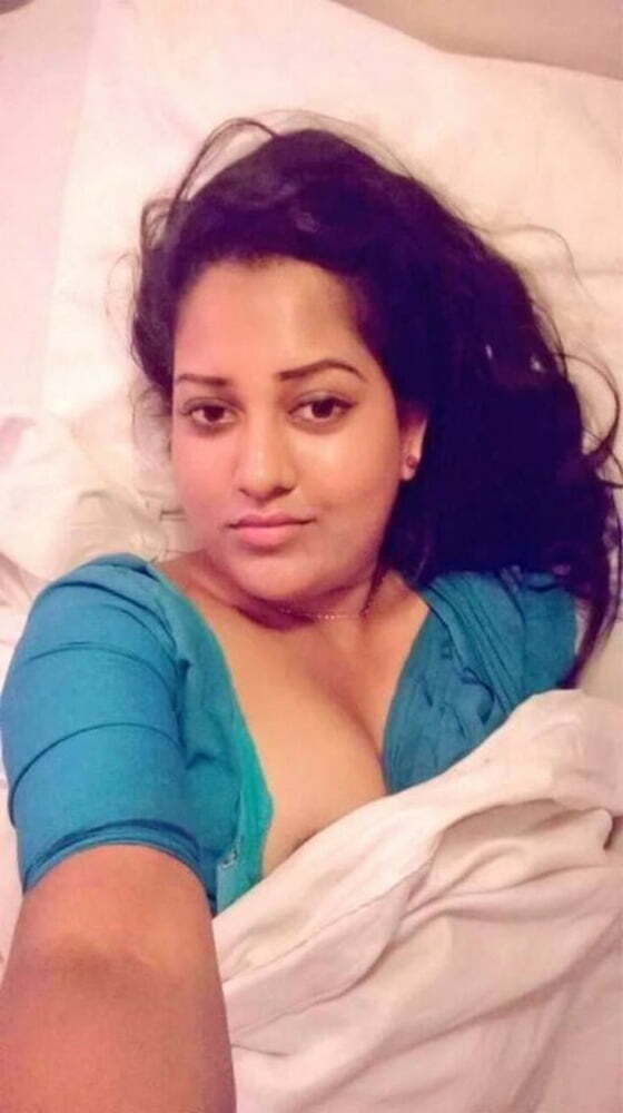 Sexy Indian Aunty -2